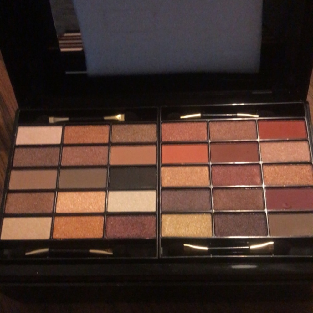 Makeup Kit - Picture 2 of 7